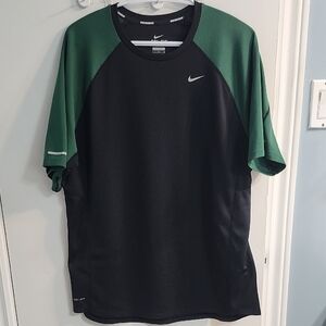 Nike Men's Black and Green Short Sleeve Tee